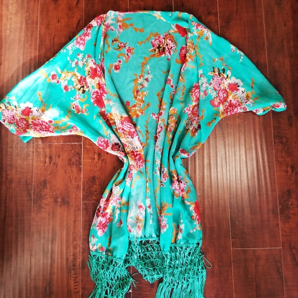 Tops - 🌻3/$20🌻Floral shawl top
